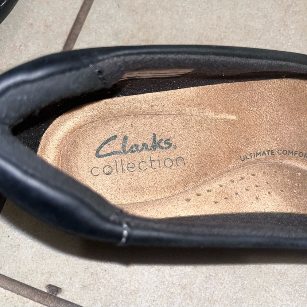 Clarks women’s Black Loafers - Picture 2 of 5